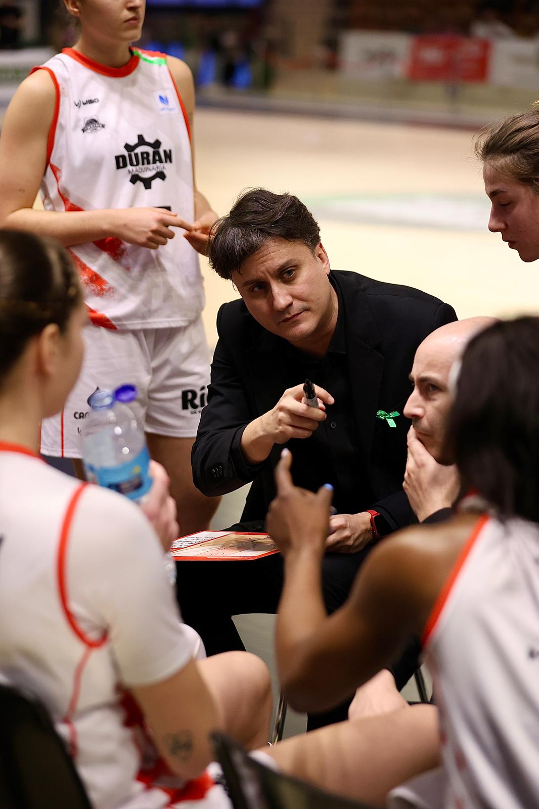 Suso Garrido durante un tiempo muerto ante Araski