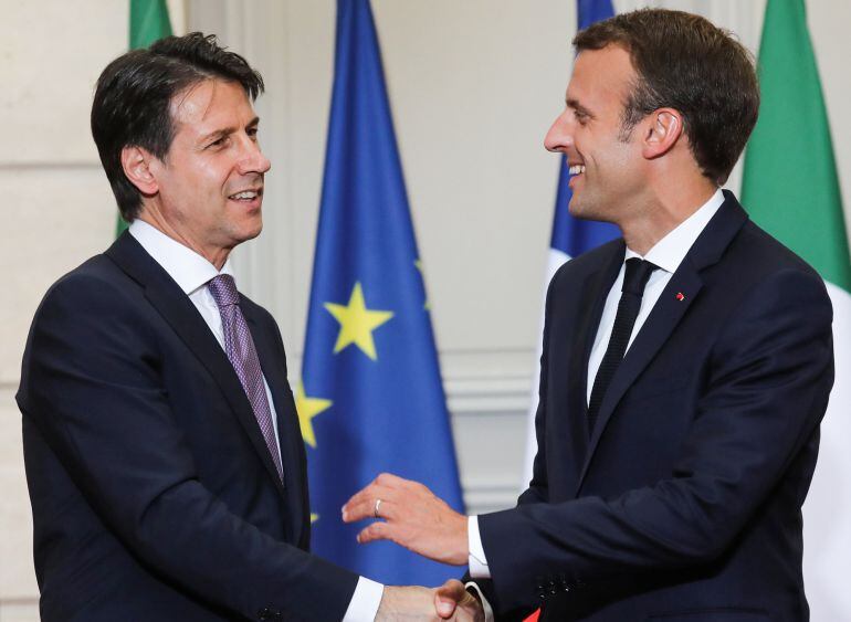 Emmanuel Macron y Giuseppe Conte se salunda en el palacio del Eliseo