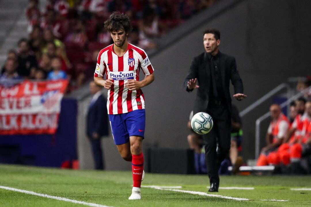 Joao Félix y Simeone durante un partido de Liga