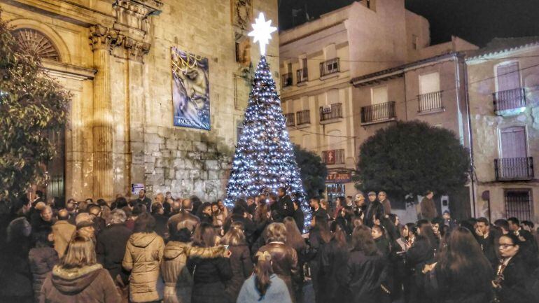 Árbol de Navidad instalado en la Lonja de la iglesia de la Asunción