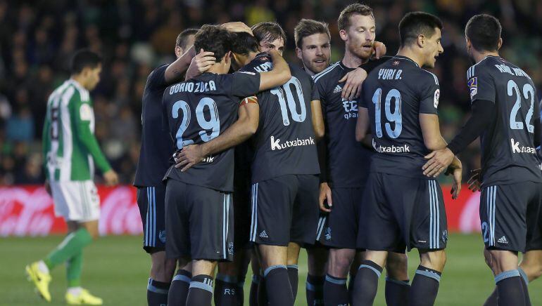 Los jugadores de la Real celebran la última victoria contra el Betis