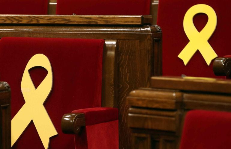 Lazos amarillos en los escaños de los diputados presos, Jordi Sánchez y Oriol Junqueras, en el Parlament