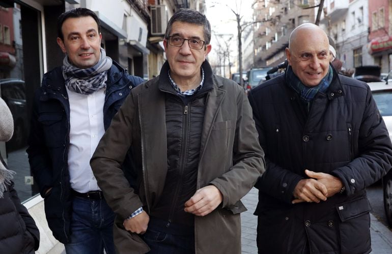 El diputado socialista Patxi López, a su llegada a la sede del PSOE el día que presentó su candidatura a las primarias del partido.