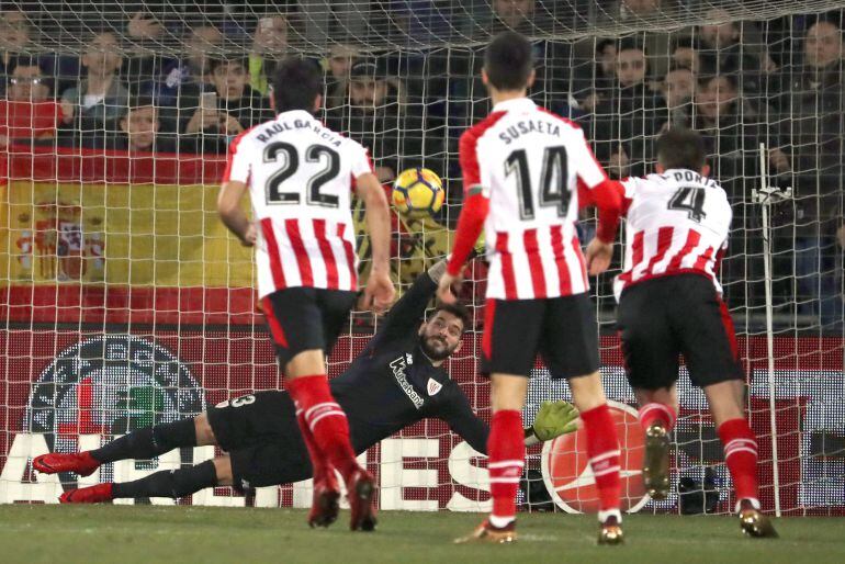 El portero del Athletic de Bilbao Iago Herrerín para el penalti que lanza el delantero del Getafe Jorge Molina.