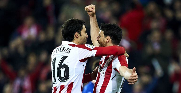 Aritz Aduriz of Athletic Club celebrates with his teammates Xabier Etxeita of Athletic Club after scoring his team's second goal during the La Liga match between Athletic Club Bilbao and Deportivo Alaves at San Mames Stadium on January 7, 2018 in Bilbao, 