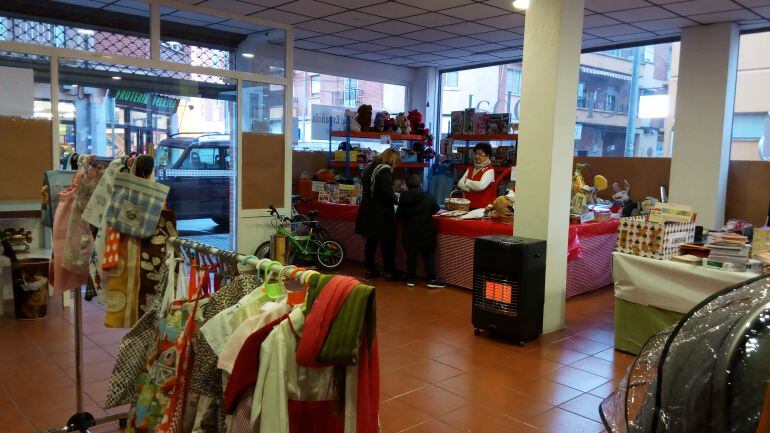 El Rastrillo de Cruz Roja Aranda es atendido por 25 personas voluntarias que se distgribuyen en nueve puestos con productos distintos