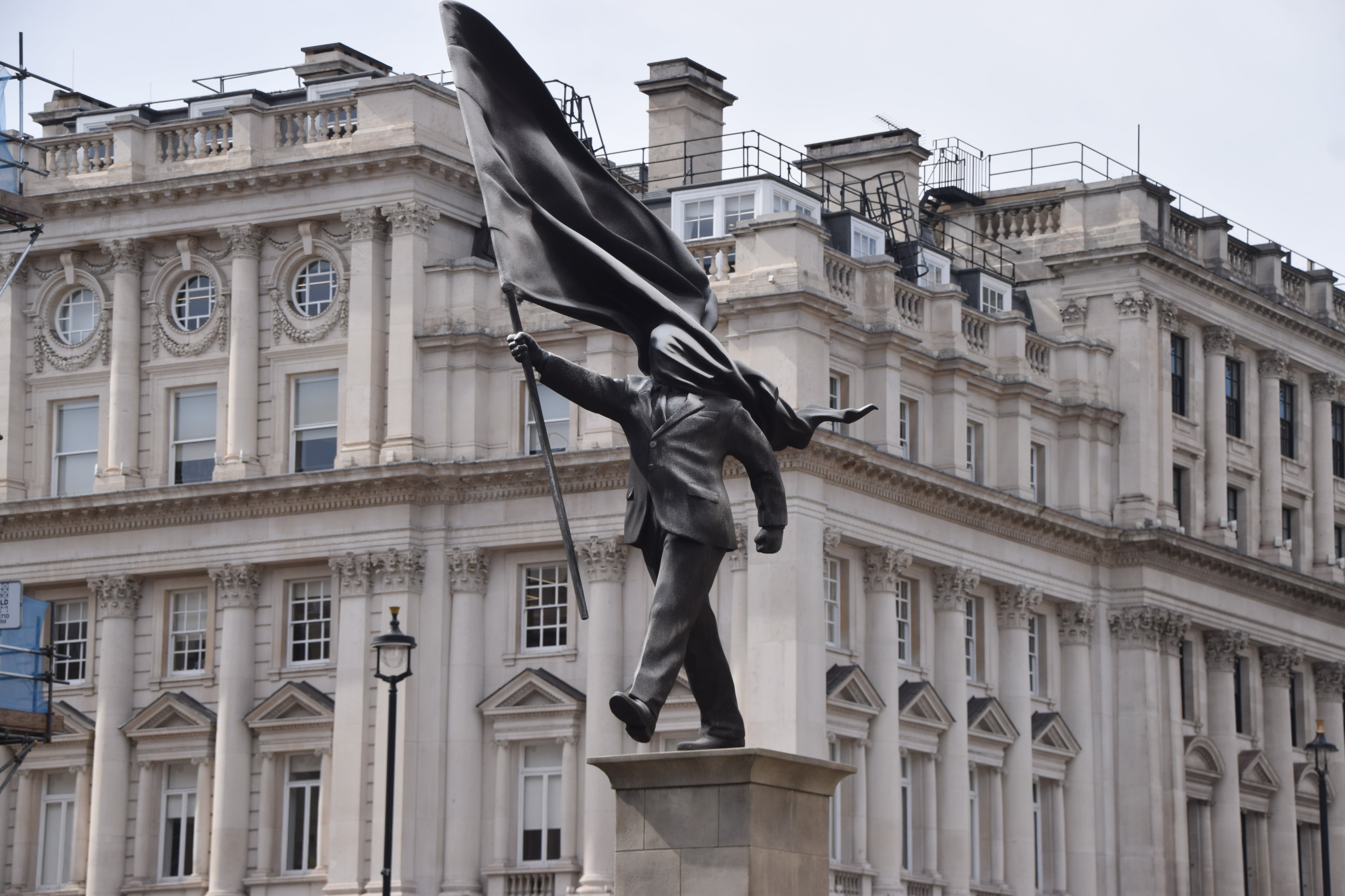 Imagen de la nueva escultura de Banksy en el centro de Londres