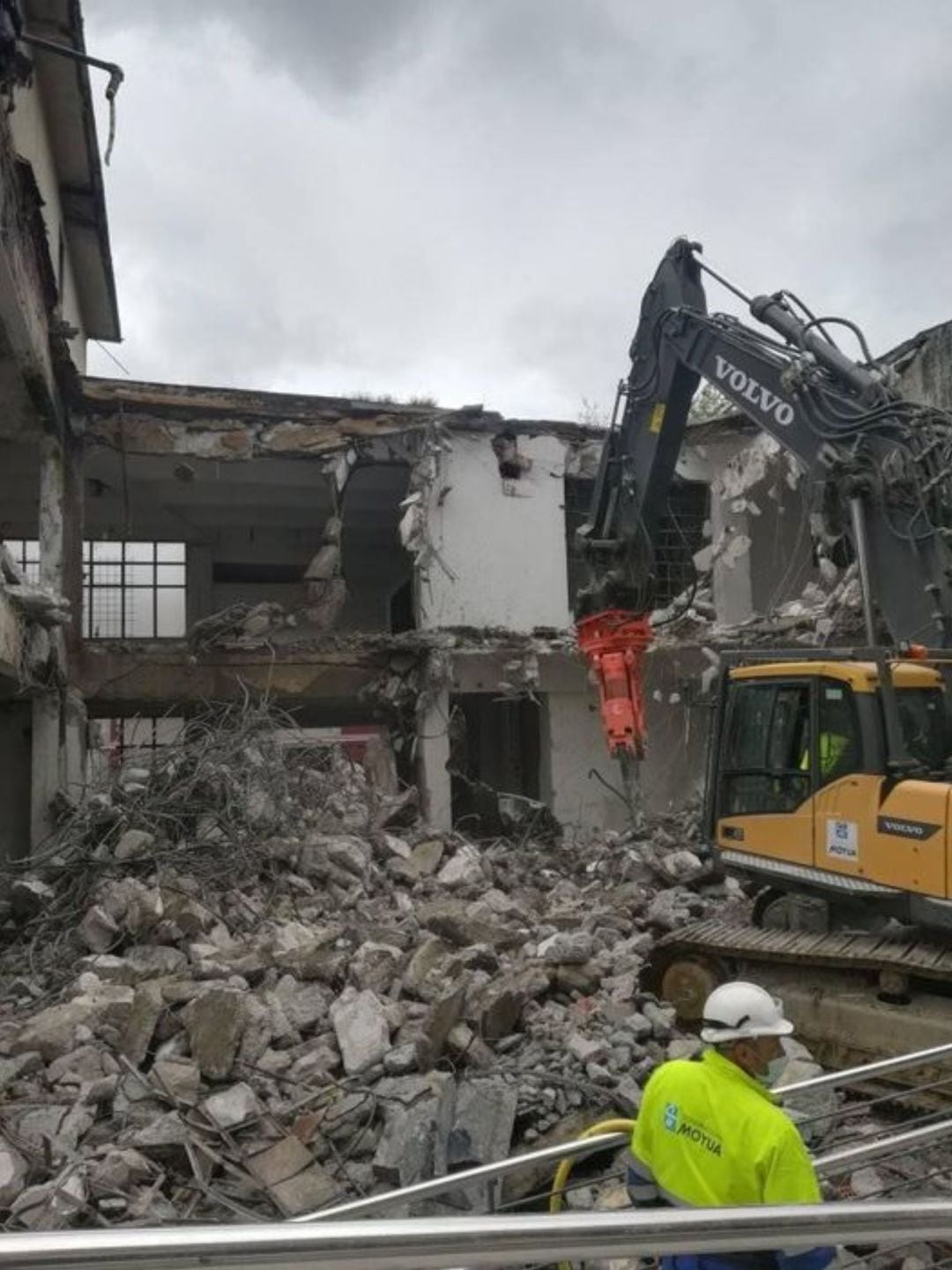 El derribo del antiguo edificio de la empresa El Casco en Eibar se está derribando para la construcción de viviendas