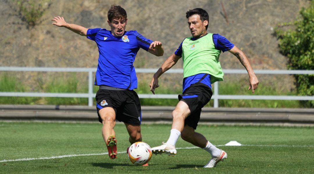 Aihen Muñoz trata de cortar un balón de Silva en Zubieta