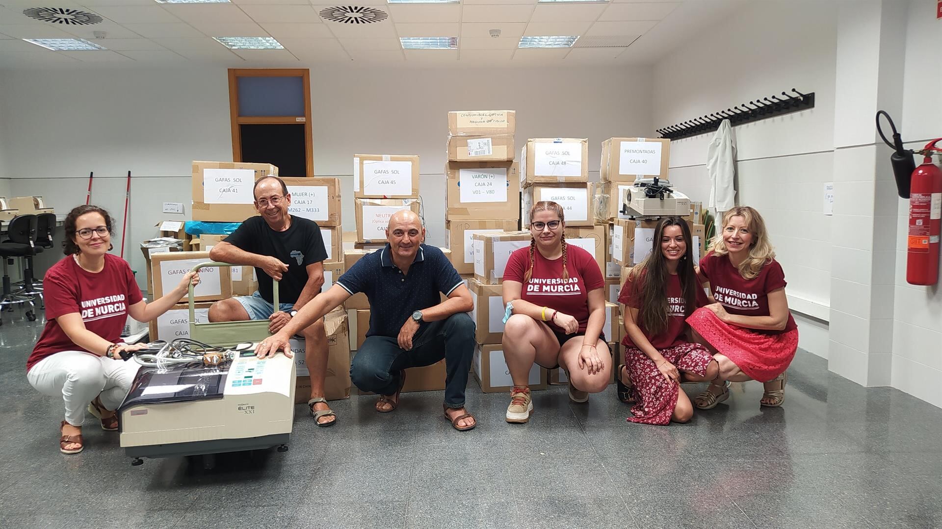 La facultad de Óptica y Optometría de la UMU entrega 4.000 gafas reacondicionadas a la ONG Azul en Acción