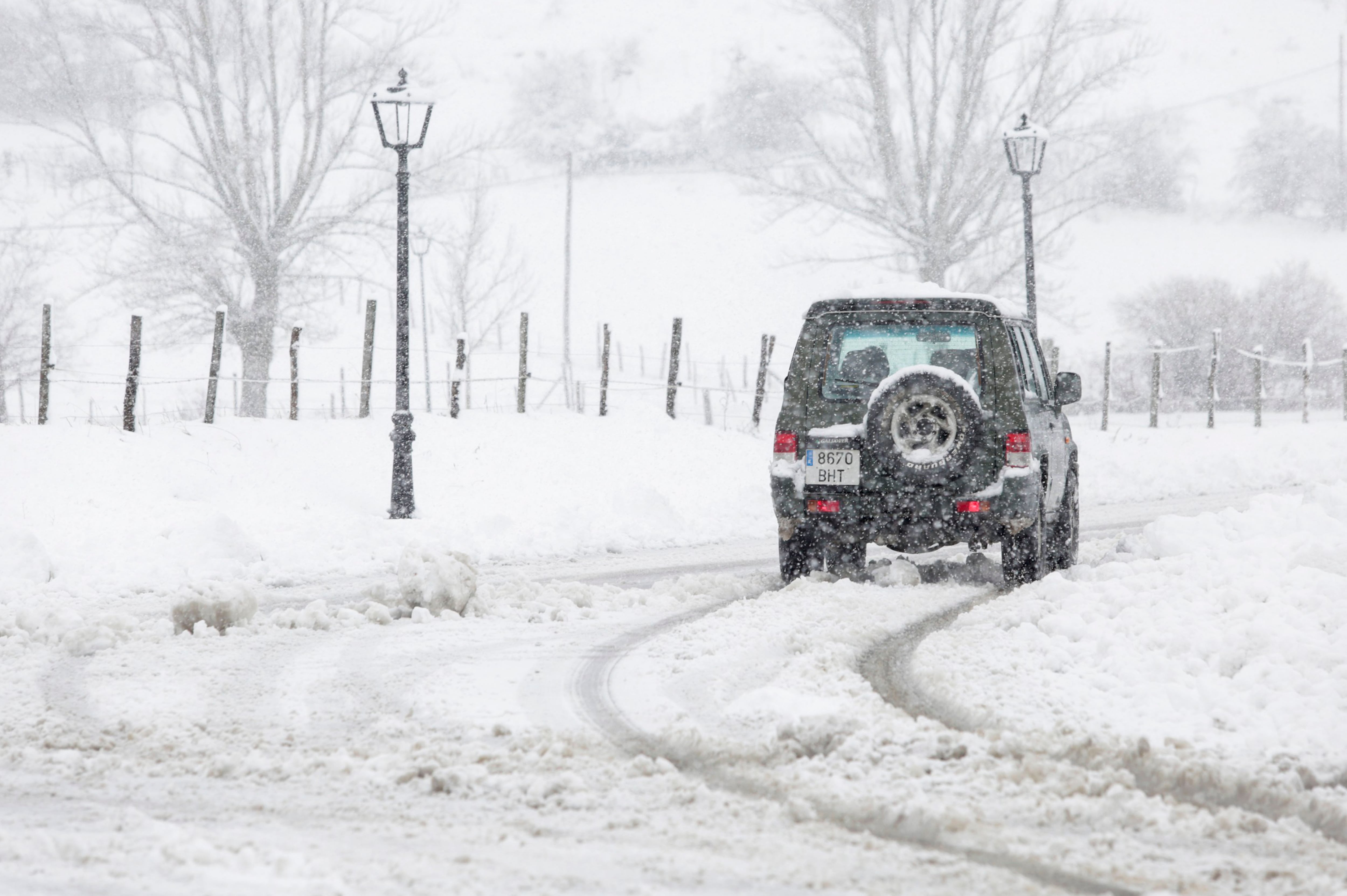 -FOTODELDÍA- VEGACERVERA (LEÓN), 09/12/2024.- Vista de una calle nevada este lunes en Vegacervera.