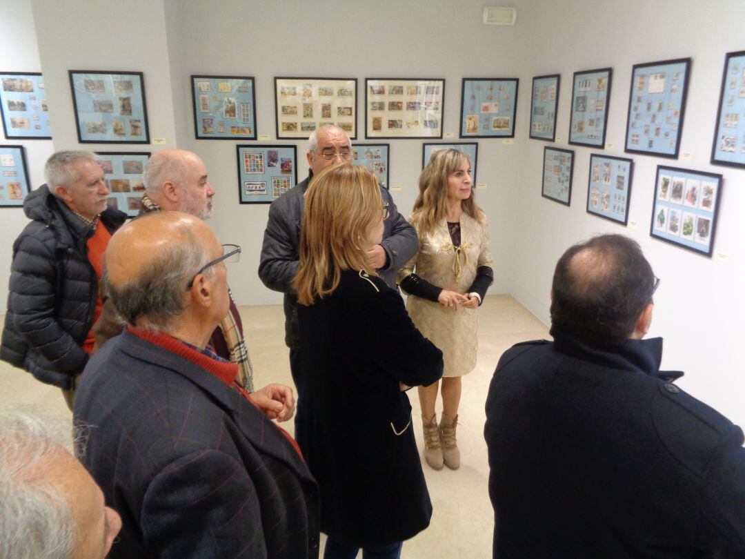 Los organizadores, colaboradores y representantes municipales recorren la muestra tras su inauguración