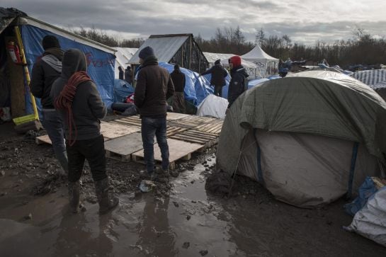 Varios refugiados kurdos, en el campamento temporal montado en Grande-Synthe, cerca de Dunkerque, en el que malvivne unos 3.000 refugiados.