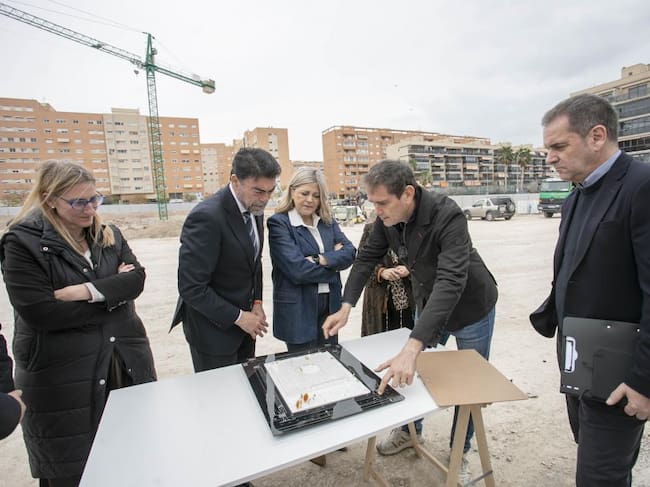 El alcalde de Alicante, Luis Barcala, y la consellera de Educación, Cultura y Universidades, Carmen Ortí, en una reunión de trabajo