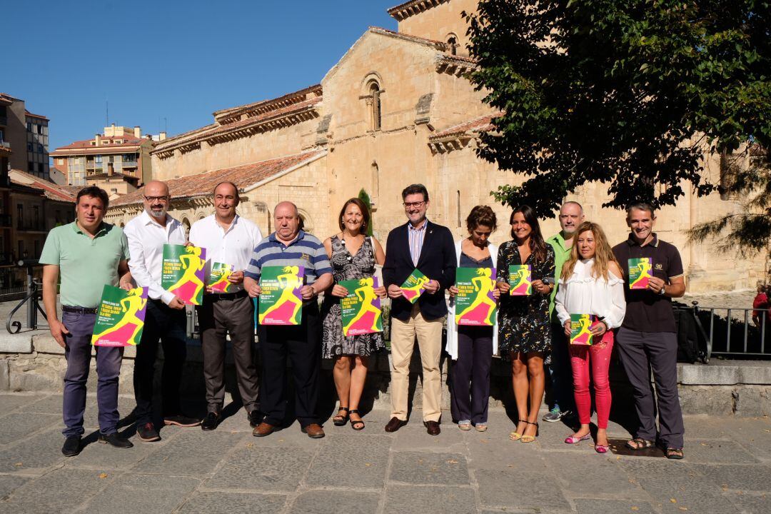 Representantes de administraciones y entidades durante la presentación de la marcha solidaria