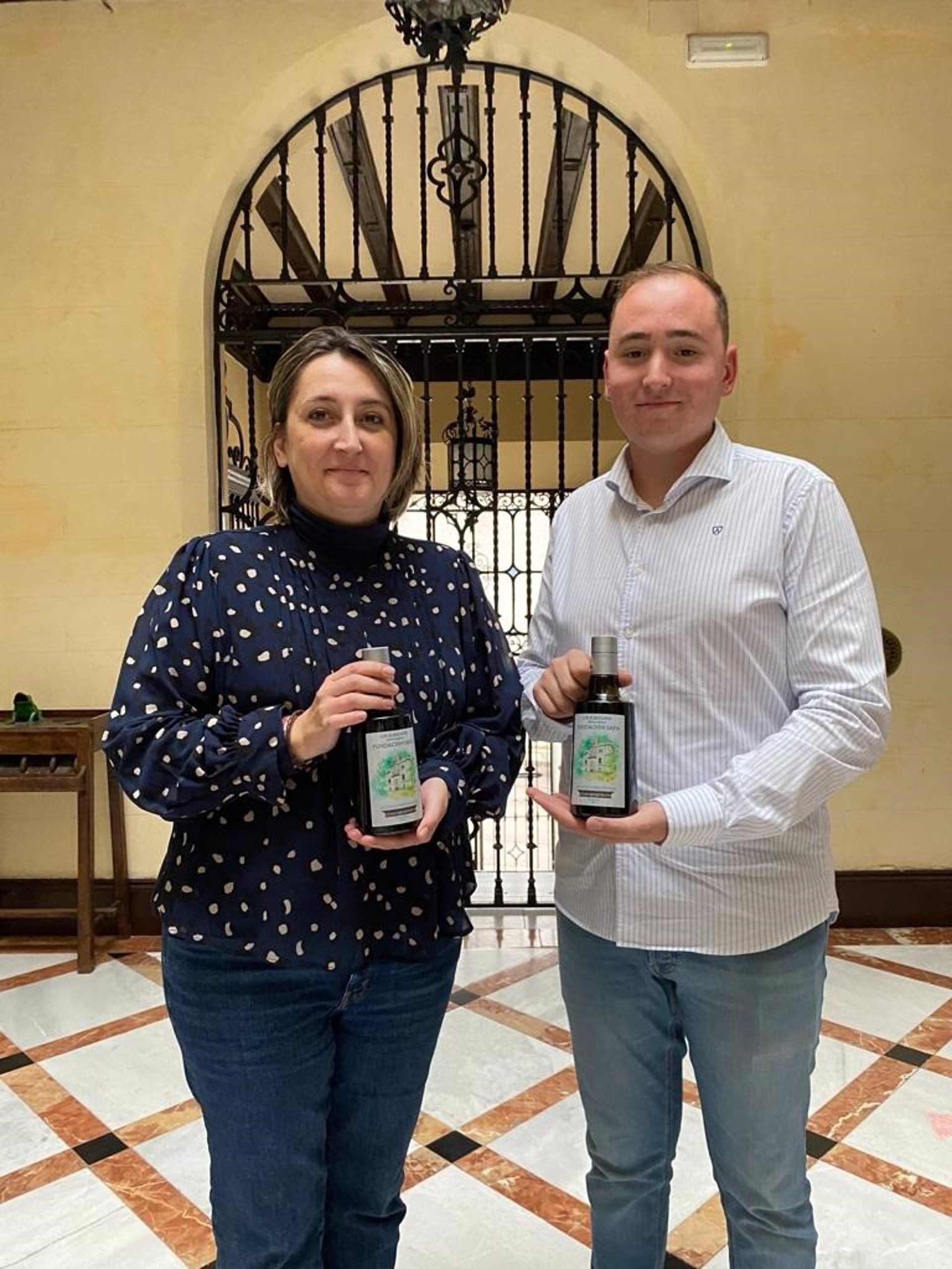 Javier López muestra el AOVE que comercializa para ayudar a la restauración del centro SAFA Villanueva del Arzobispo