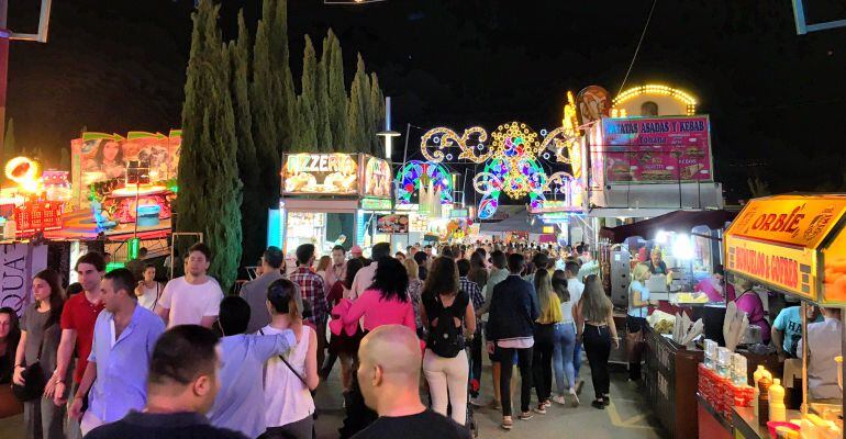 Una de las calles del ferial durante una noche de la feria de 2016.