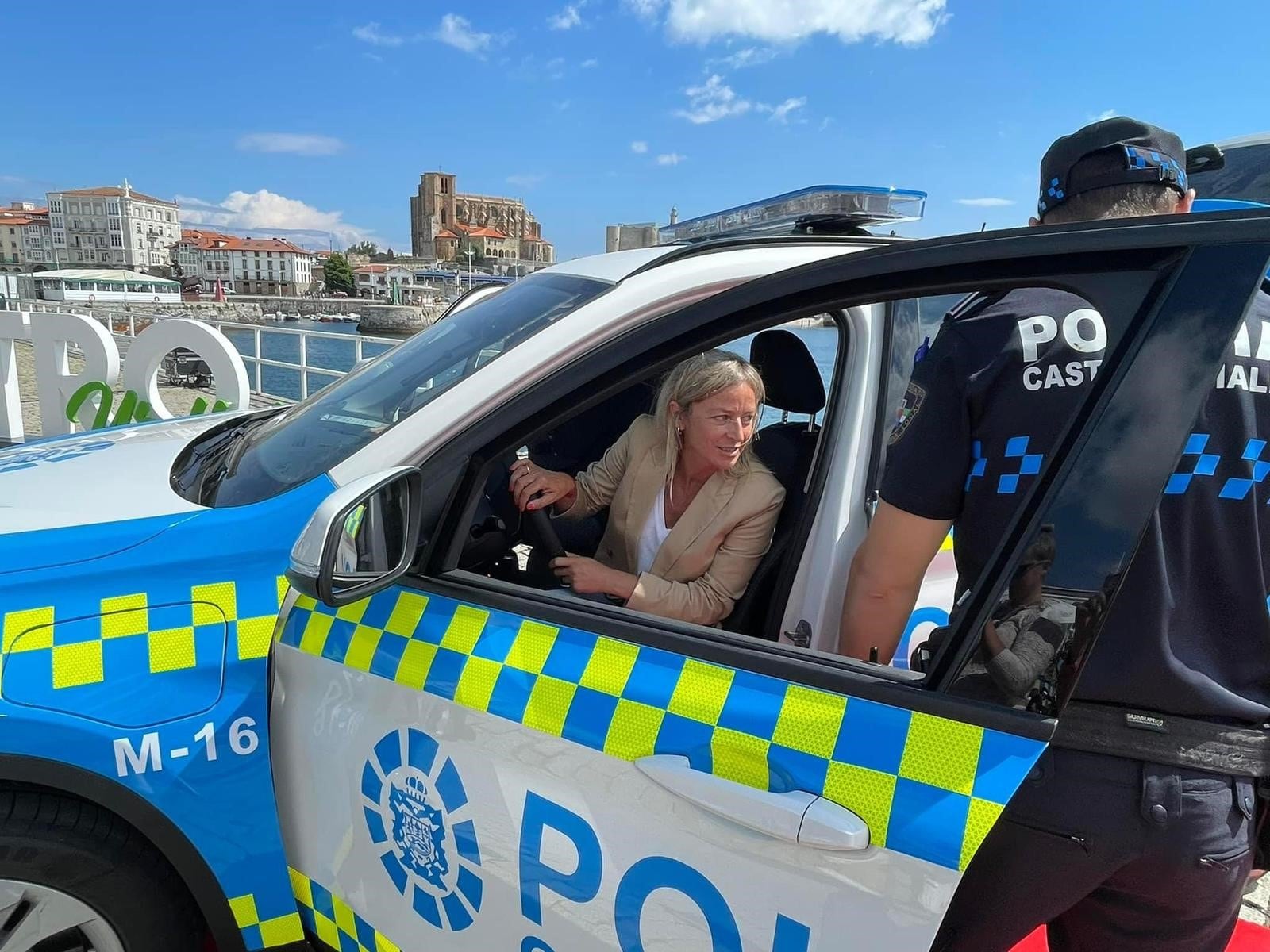 Susana Herrán prueba uno de los nuevos vehículos de la Policía Local