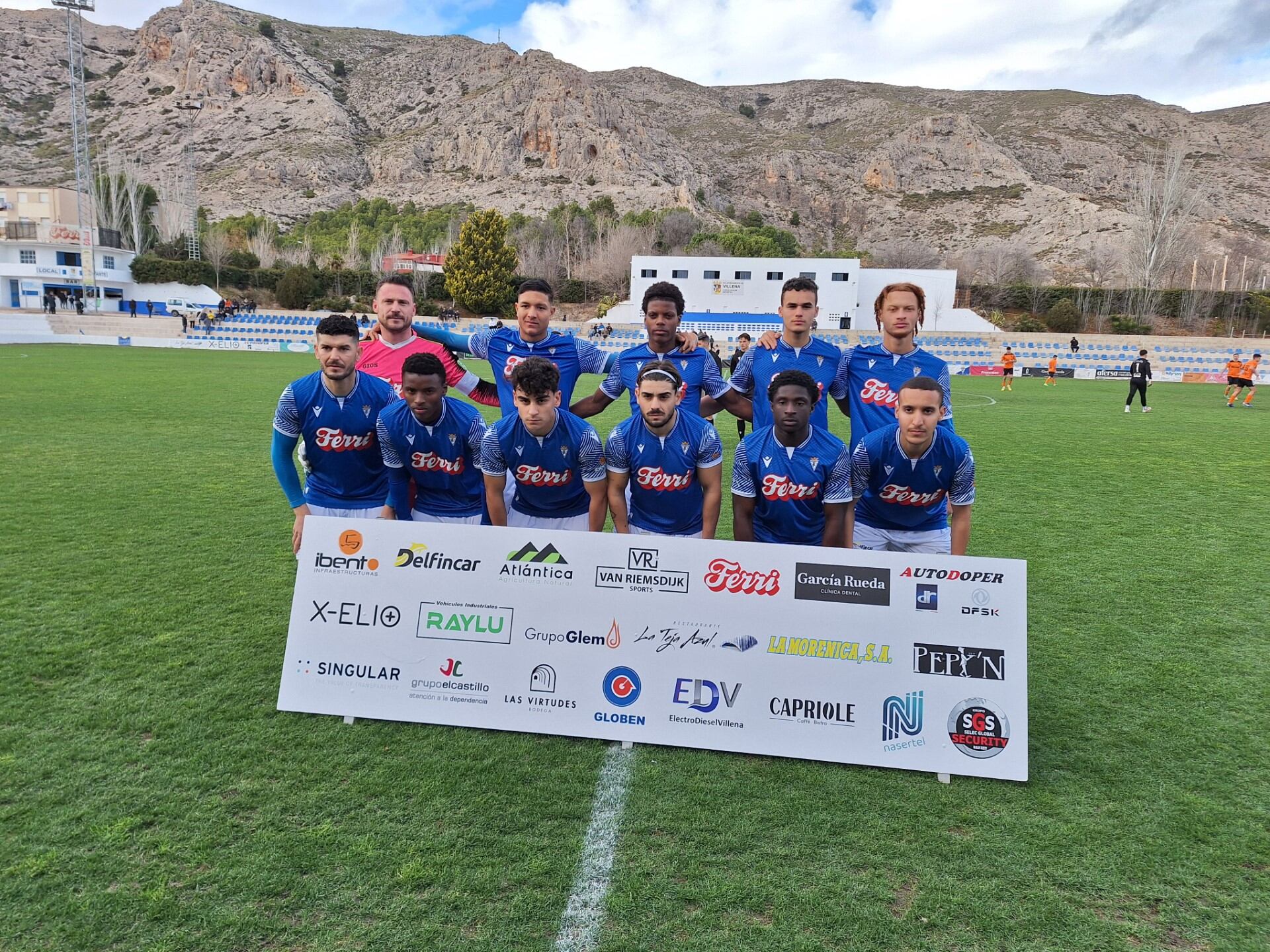 Alineación del Villena CF ante el Catral