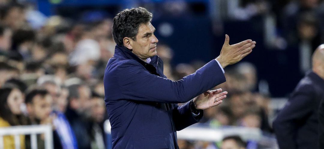 Pellegrino da instrucciones a sus jugadores durante el último partido en casa.