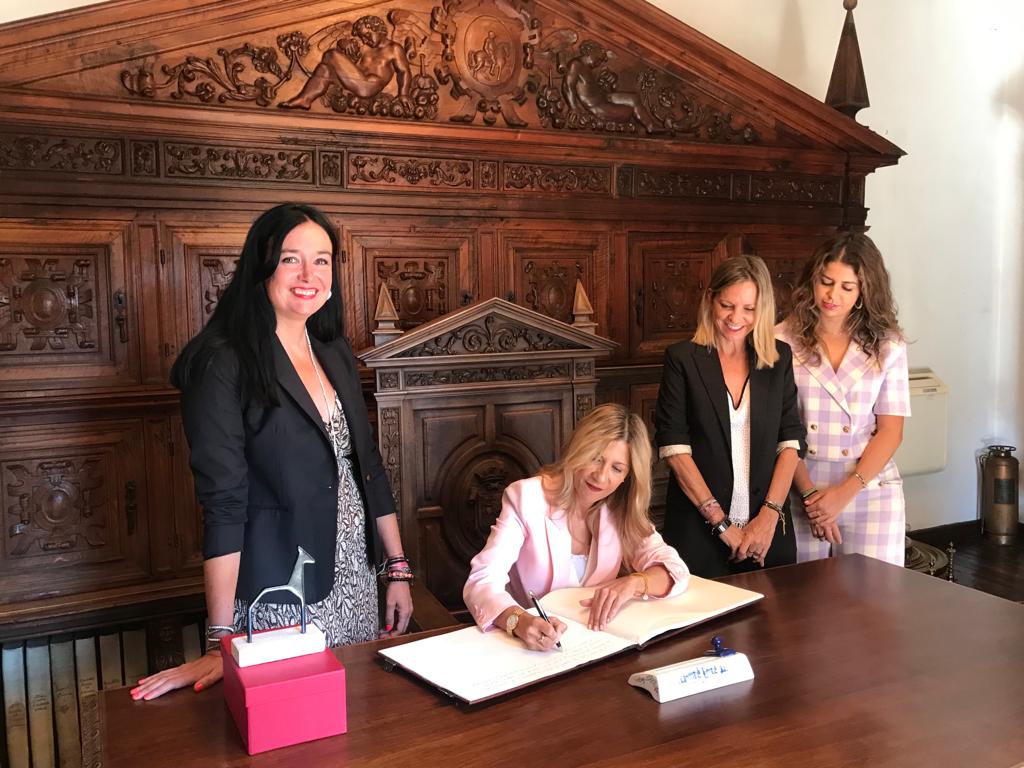 Mar Vaquero, vicepresidenta del Gobierno de Aragón, firmando en el libro de honor del Ayuntamiento de Huesca, junto a la alcaldesa, Lorena Orduna