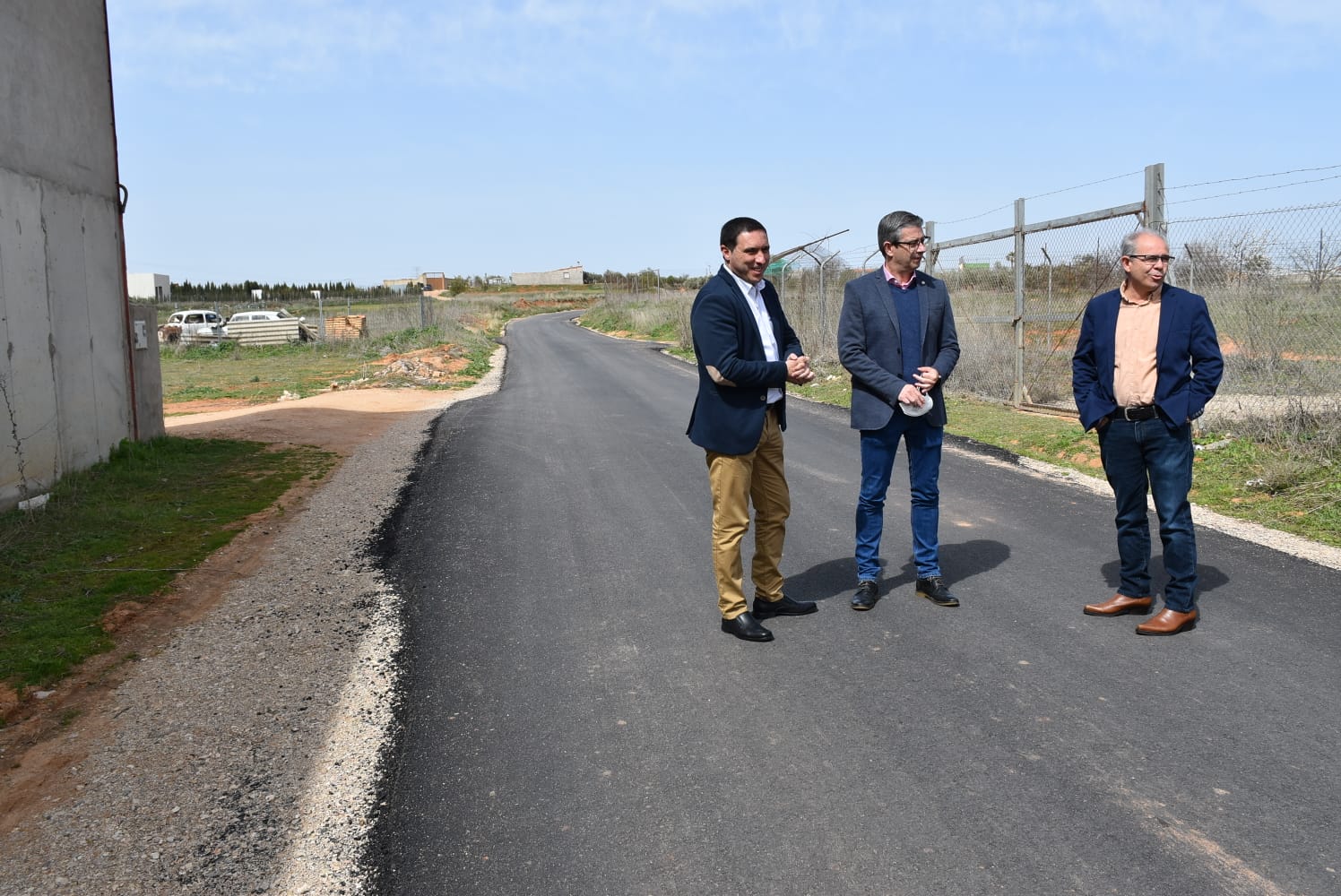 El presidente de la Diputación, Álvaro Martínez Chana, junto al alcalde de Motilla, Pedro Tendero y el vicepresidente de la Diputación, Francisco López