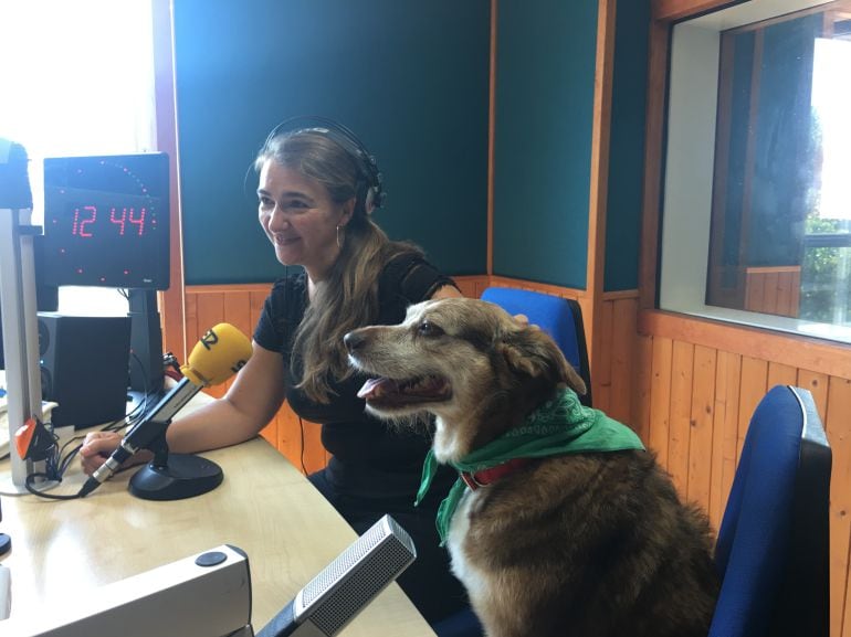 Miko y su dueña Isabel en los estudios de Radio Santander.