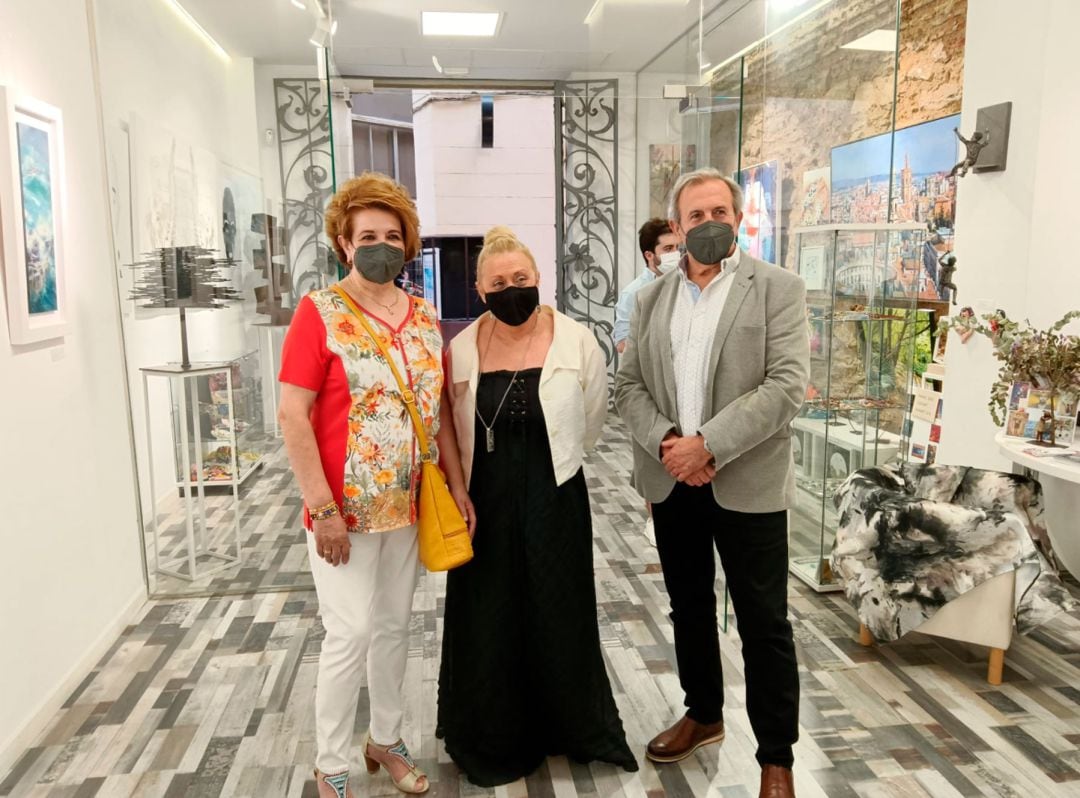 La galerista Maika Sánchez, en el centro, junto a Luis Pardo y su esposa