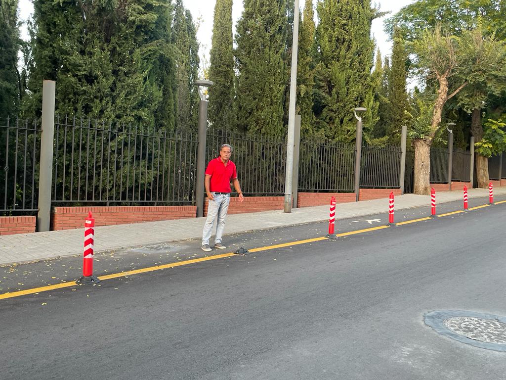 El concejal Antonio Losa junto a los pivotes instalados.