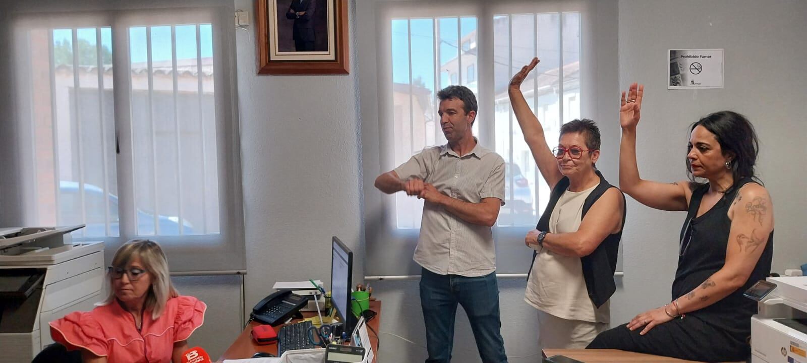 Votación de la moción de censura en Vega de Tera que aupó a Javier Cañibano, segundo por la izquierda, como nuevo alcalde. Foto: María Luisa Gallego