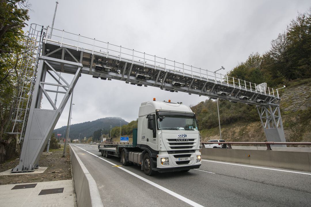 Un camión atraviesa uno de los pórticos para el cobro de peajes en la N-1 a su paso por Gipuzkoa, en una imagen de archivo. 