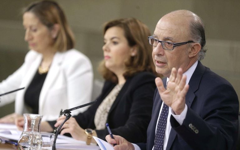 GRA230. MADRID, 17/04/2015.- El ministro de Hacienda, Cristóbal Montoro, junto a la vicepresidenta del Gobierno, Soraya Sáenz de Santamaría (c) y la ministra de Fomento, Ana Pastor, durante la rueda de prensa ofrecida tras la reunión del Consejo de Minist