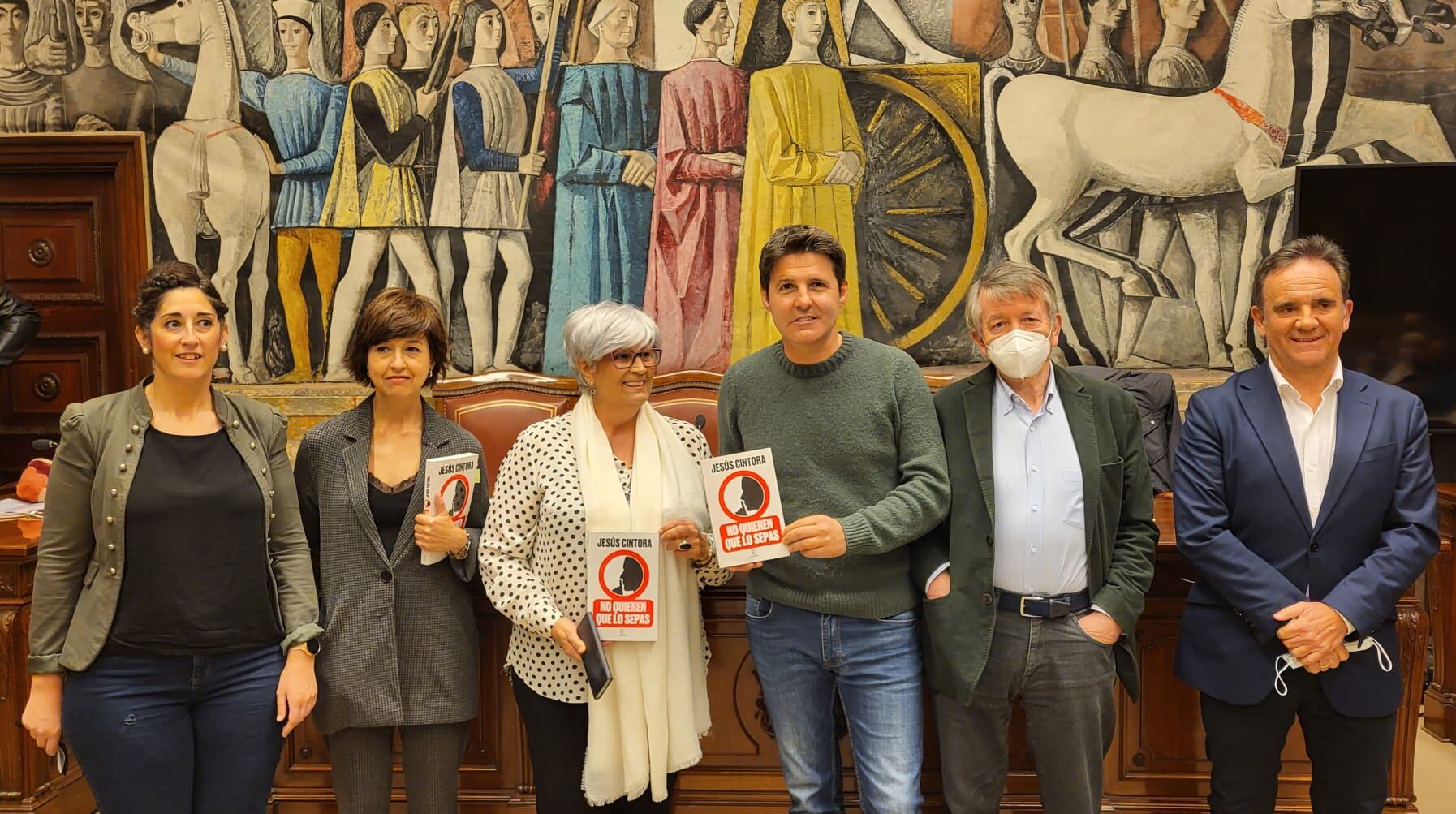 De izquierda a derecha, la diputada delegada de Participación Municipal de la DPZ, Elena García, la directora de Contenidos de Radio Zaragoza, Eva Pérez Sorribes, la presidenta de la Asociación de Familiares y Amigos de los Asesinados y Enterrados en Magallón, Pilar Gimeno, el autor Jesús Cintora, el profesor jubilado de Historia Contemporánea de la Universidad de Zaragoza, Carmelo Romero, y el inspector de Hacienda, Raúl Burillo