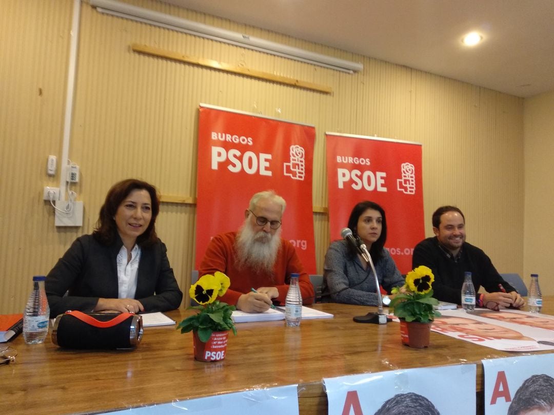 De izda a dcha Mar Arnáiz, Agustíb Zamarrón, Mar Alcalde y José Salvador Sierra en el acto celebrado por el PSOE en Aranda con motivo de las Elecciones Generales del 10N