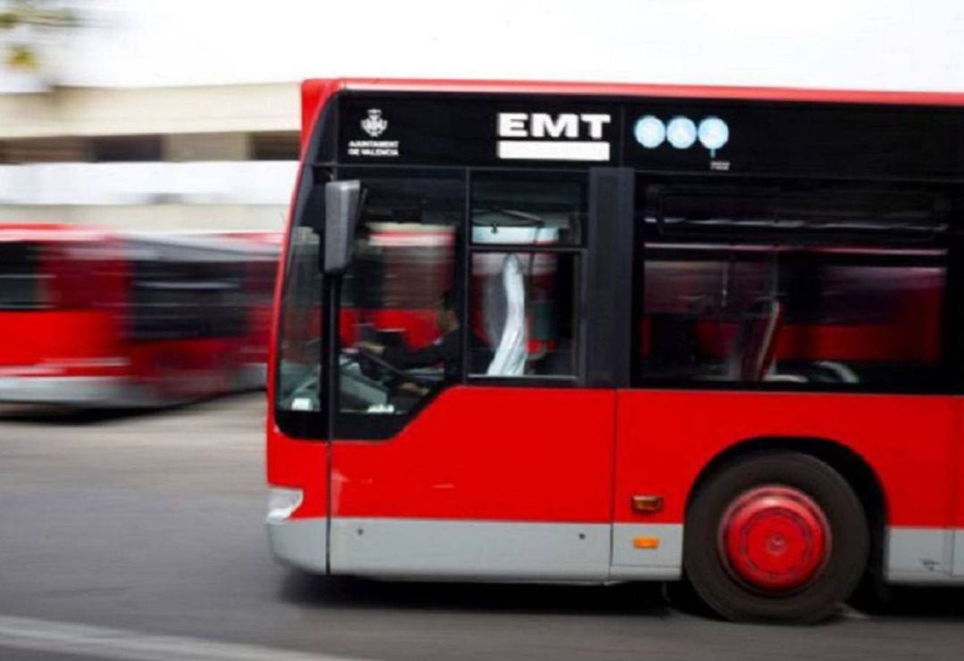 Autobús de la EMT València circulando