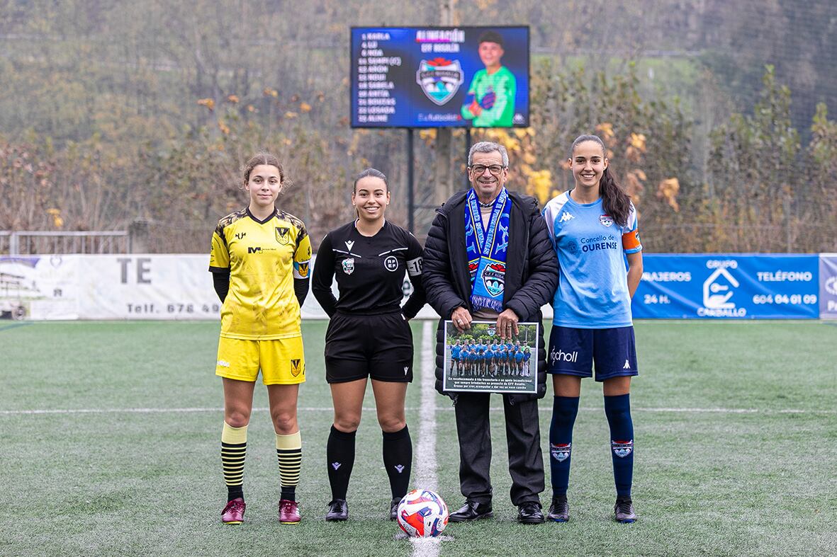 Pepe González posa con la colegiada y  capitanas de EFF Rosalía y Orzán tras recibir el merecido reconocimiento a su larga trayectoria