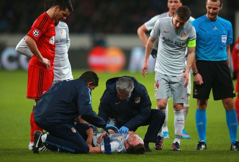 Saúl, atendido por los servicios médicos del Atlético