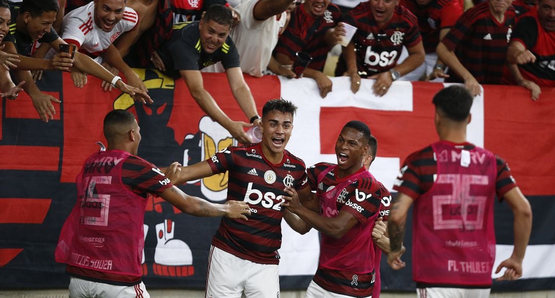 Reinier (segundo por la izquierda), celebra un gol con el Flamengo.