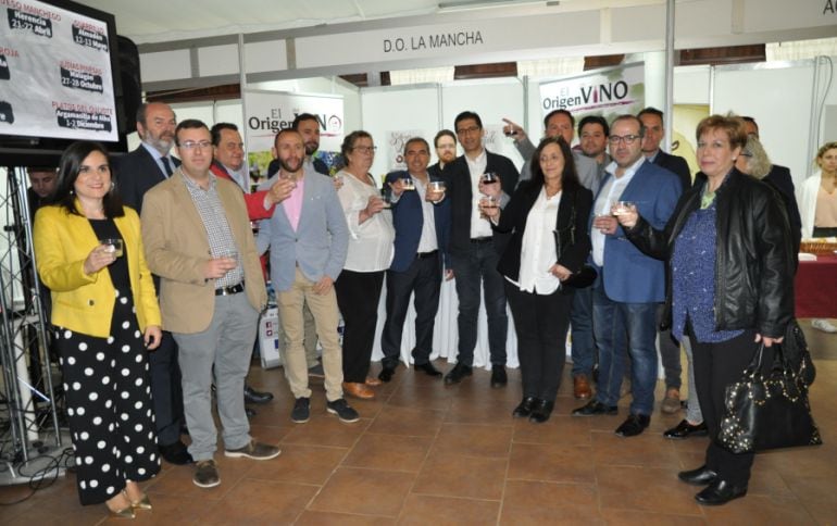 José Manuel Caballero junto a otras autoridades y asistentes a la Feria de los Sabores de Almadén