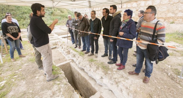 Visita de los concejales del Ayuntamiento de Cádiz a las exhumaciones de San José