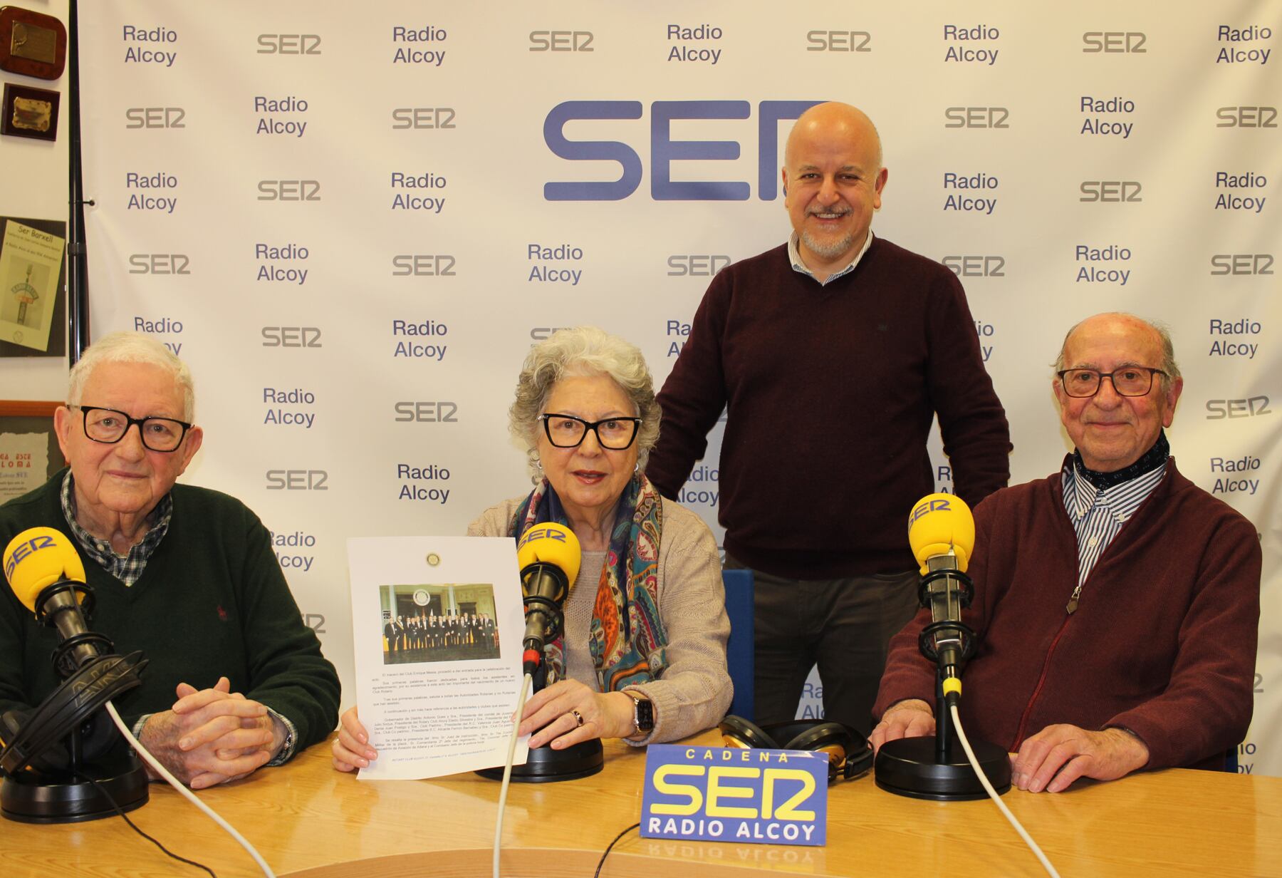 Camilo Cano, Mari Julia Miró, que sostiene una foto de la reunión fundacional, Luis Moltó y Miguel Pascual, en el estudio central de Radio Alcoy