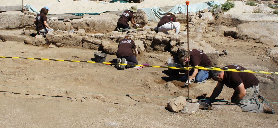 Entre los últimos objetos hallados en la zona están unos pendientes de cobre y tejas con distintos motivos decorativos