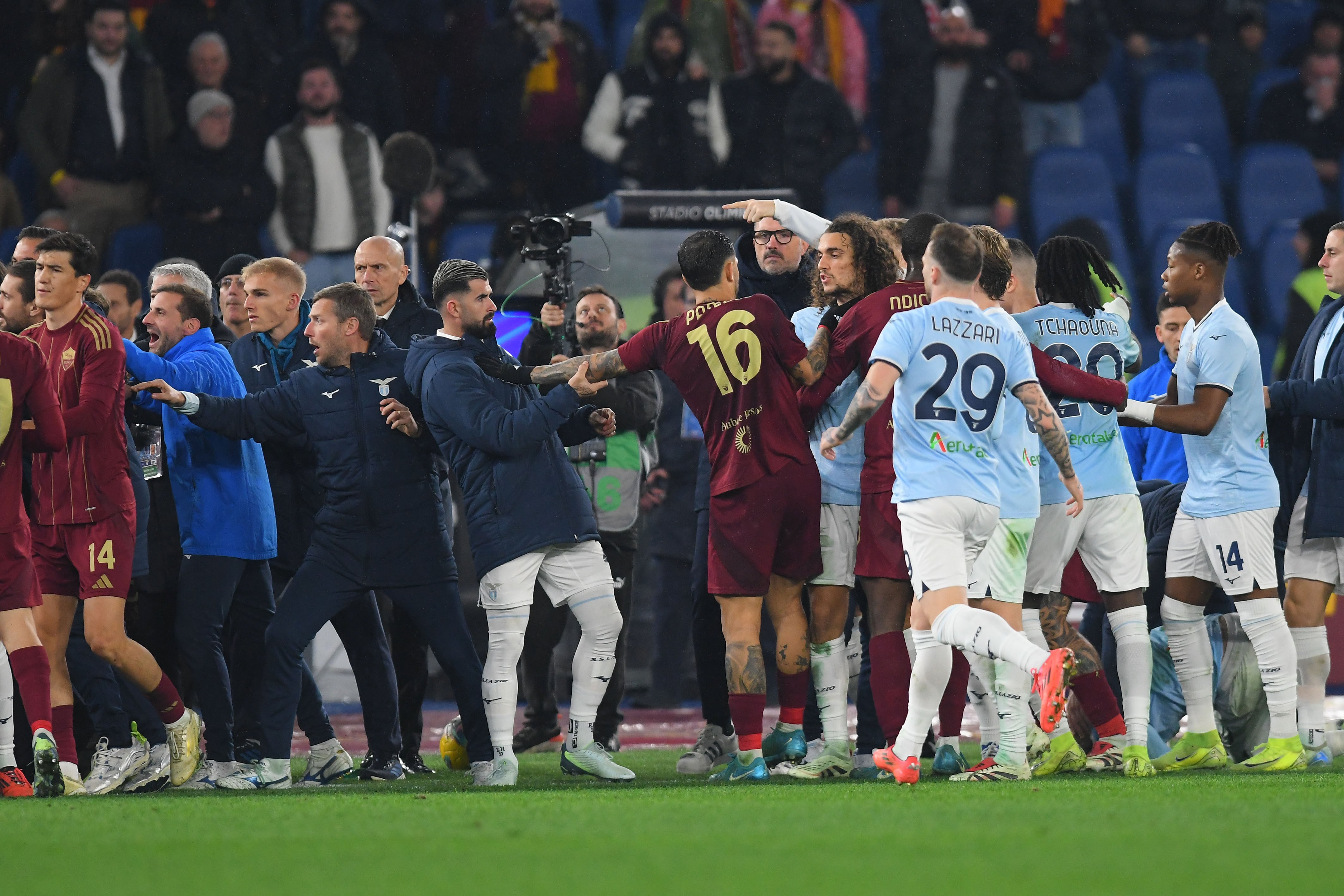 Jugadores de Lazio y Roma, en mitad de una pelea en un partido de la Serie A