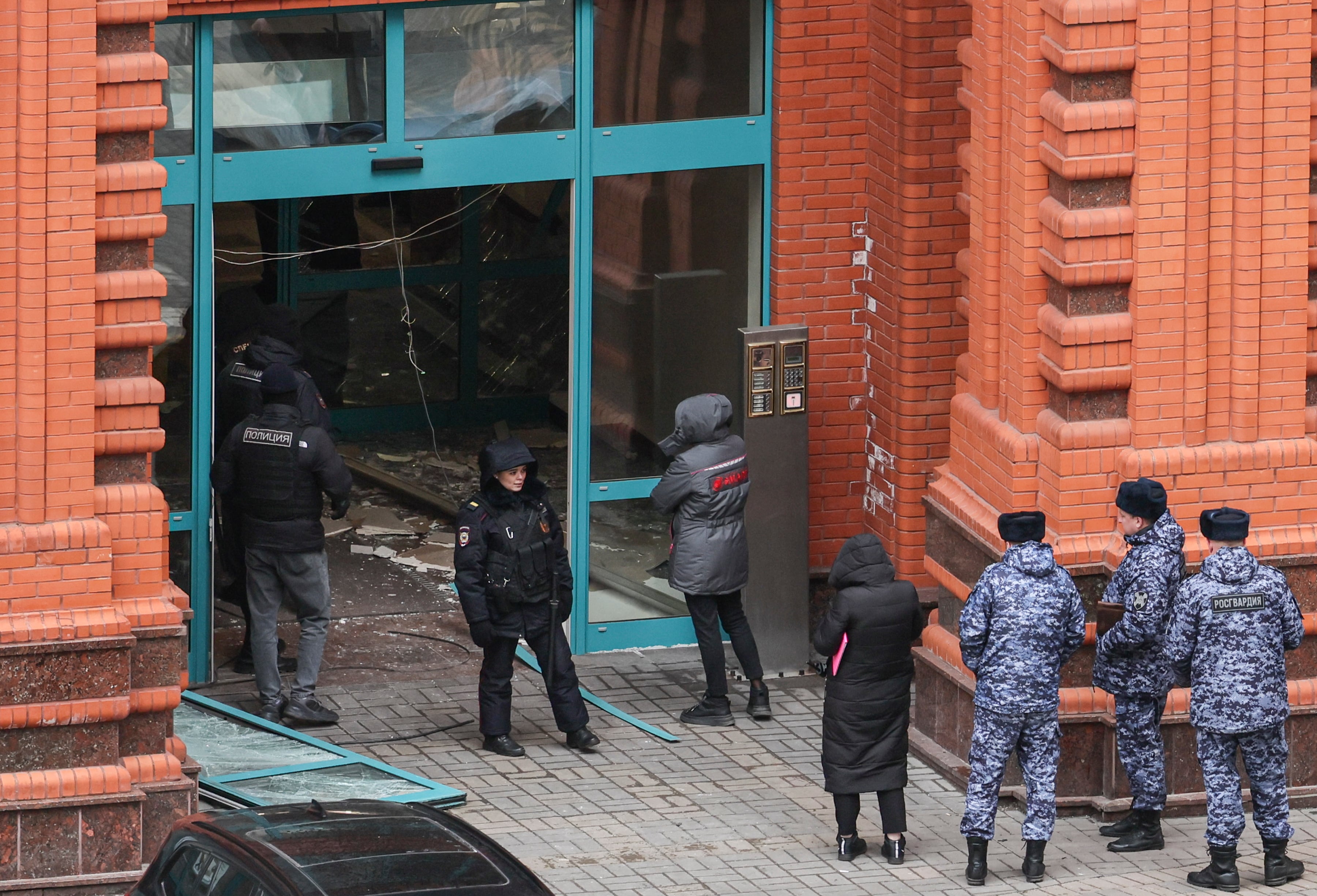 Oficiales de la policía en el edificio donde ha explotado este lunes un artefacto en Moscú costándole la vida a Armen Sarkisyan