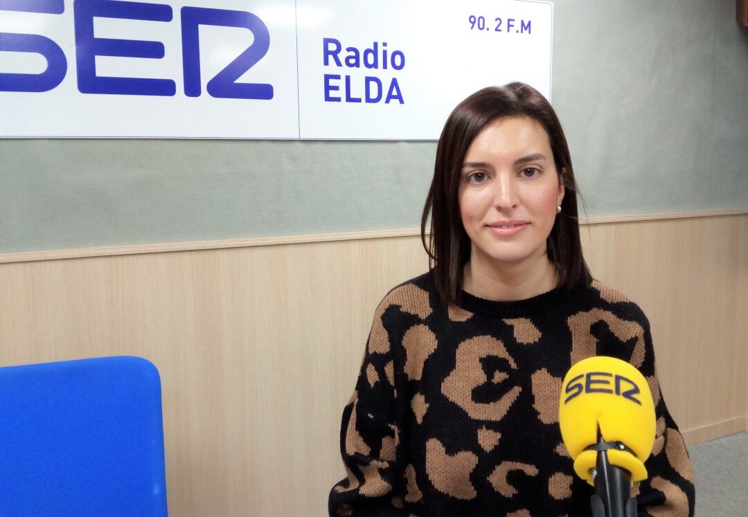 Paula Martínez Sáez, experta en  técnicas de marketing online, en el estudio de Radio Elda SER