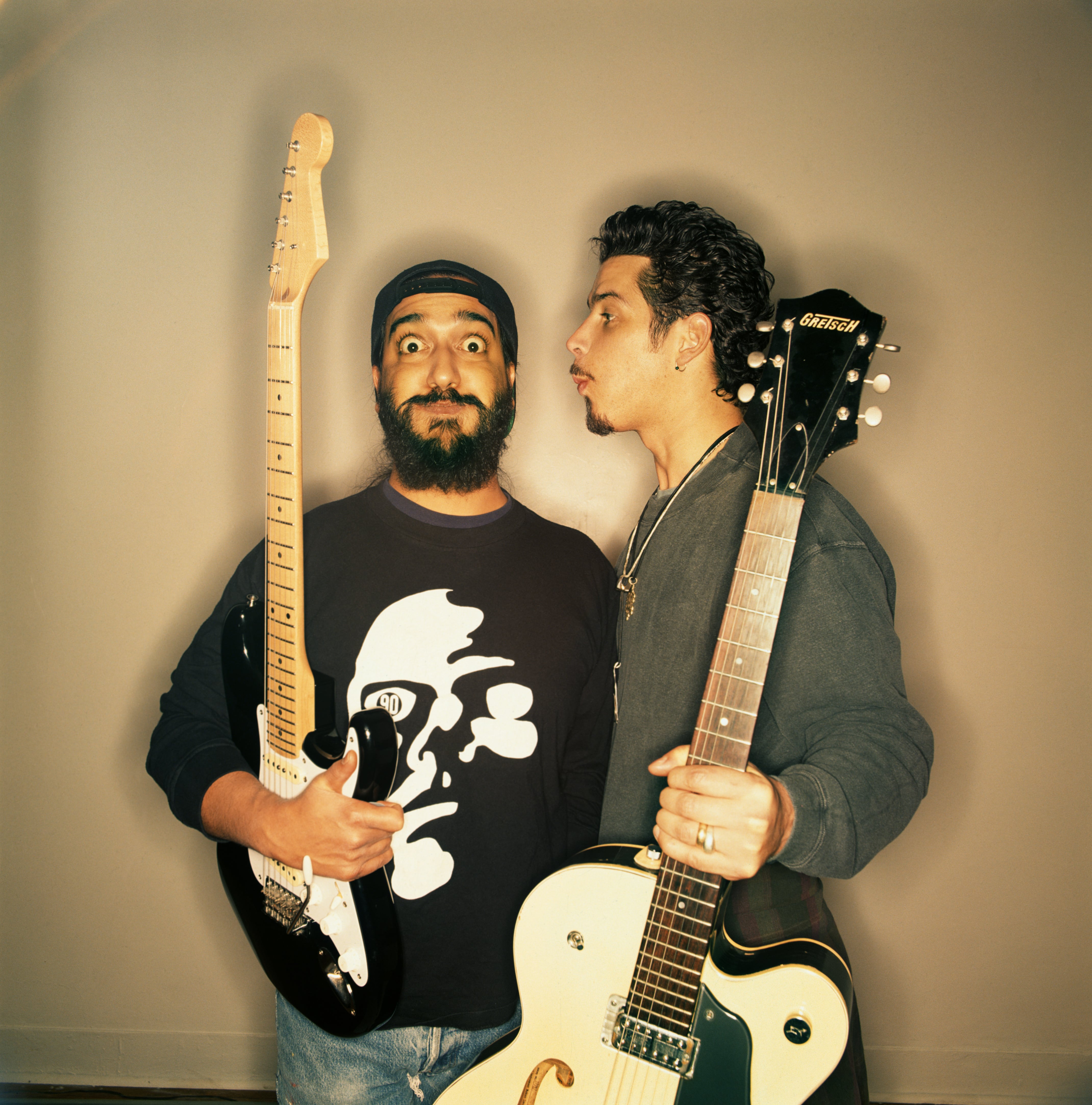 Chris Cornell y el guitarrista Kim Thayil en una fotografía de 1993