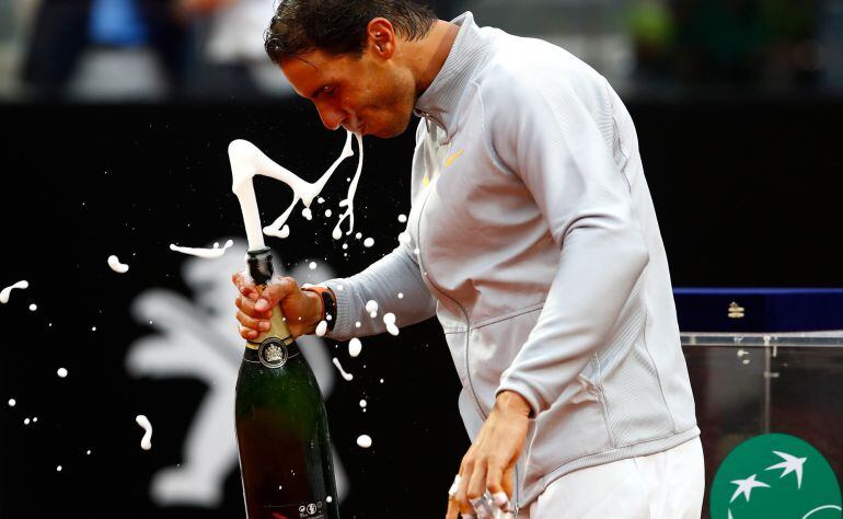 Nadal bebe vino espumoso después de proclamarse campeón en Roma