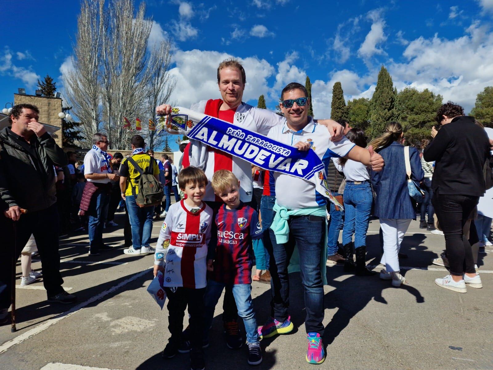 Aficionados del Huesca y del Zaragoza en los aledaños de El Alcoraz