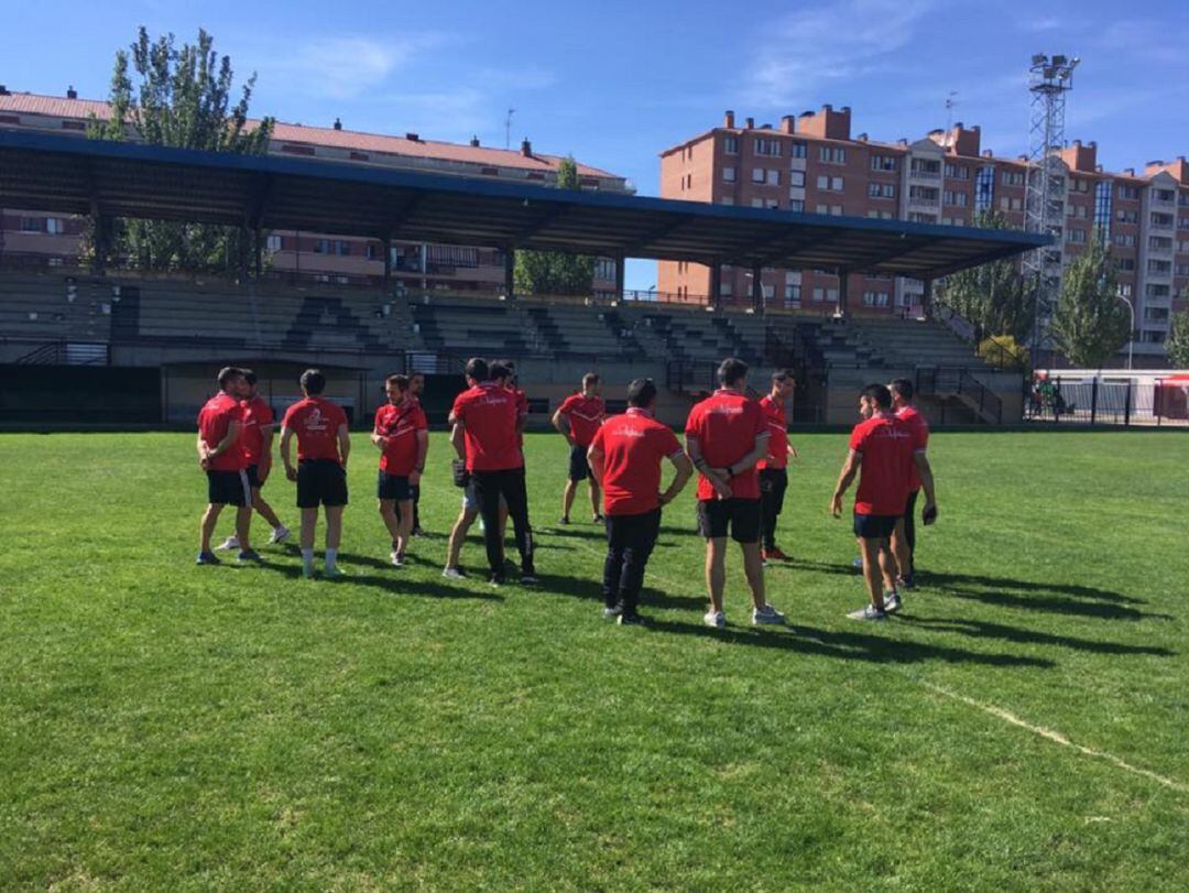 La plantilla del aficonado sobre el terreno de juego antes del partido