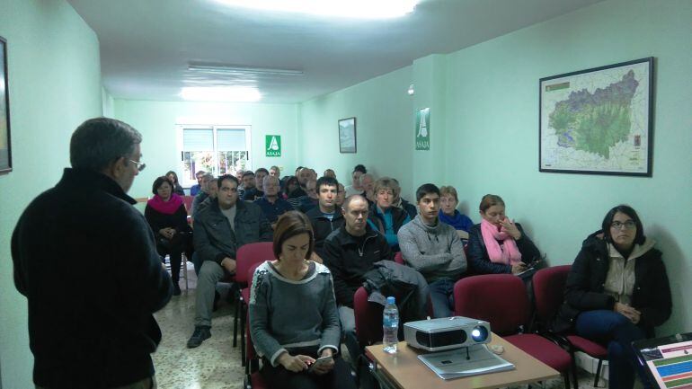 Ganaderos durante la reuinión informativa que organizó Asaja en Ponferrada